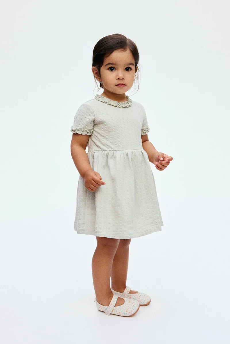 اتش اند ام فستان من جيرسيه الجاكار مزين بكشكشة